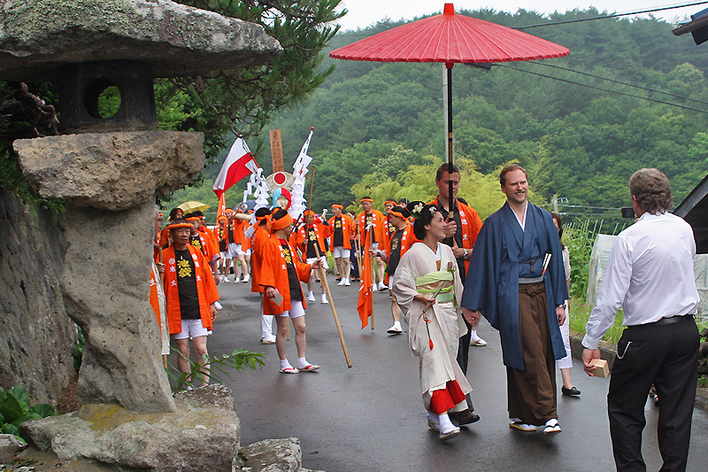 長持ち行列とともに練り歩き