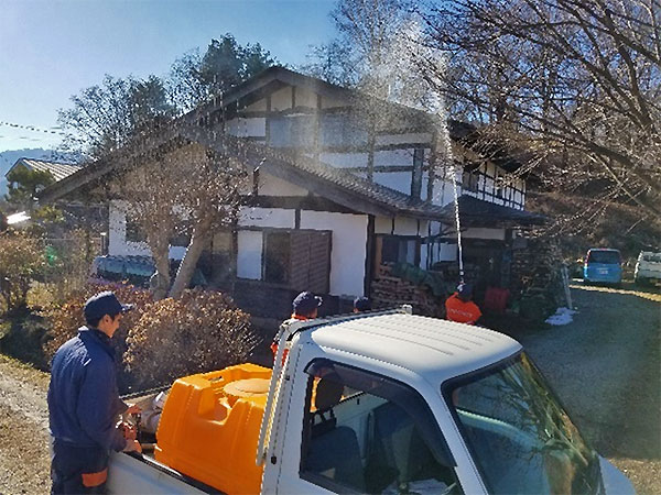 拝賀式から我が家に戻ってしばらくすると、消防団が各家に屋根に水をかけて回ってくれます