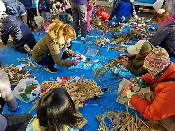 どんど焼きの1週間前の週末に、子供たちが各家から正月飾りなどを回収し、燃やせない装飾品や針金を取り除きます。