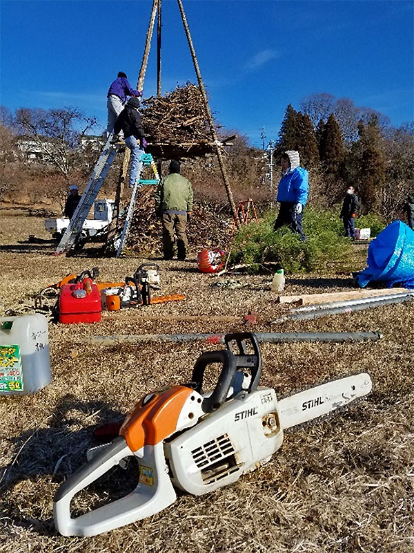 どんど焼きのやぐらの準備