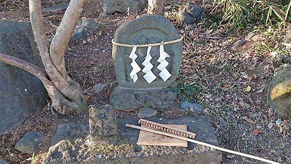 道祖神に集まりお祈りして作業開始