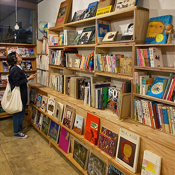 左手の棚には、雑誌「coyote」や「太陽」のバックナンバー、美術や建築の古本などが置かれ、奥には１９７４年改訂版の懐かしい岩波小年文庫や絵本・児童書が並んでいる