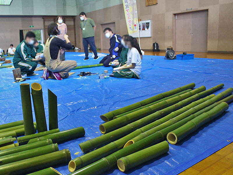 富士見高校の生徒による「縄文の竹あかり」づくり（点灯は 9/18）