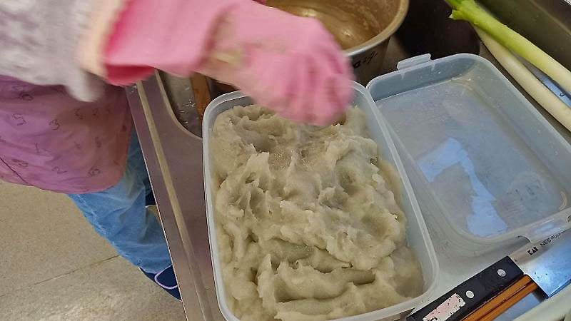 肝っ玉母ちゃんたちの「料理実習会」～こんやく作り～