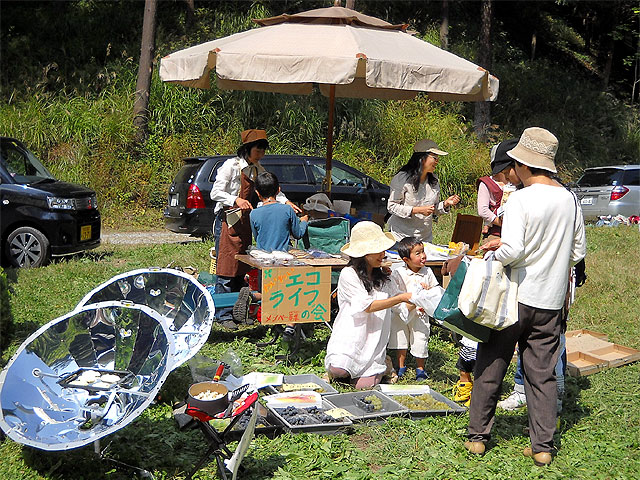 富士見町の子育てイベントで、ごみ分別ゲームやソーラークッキング、ブドウの販売などを行いました。